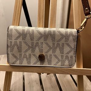 Beautiful used Michael Kors wallet.